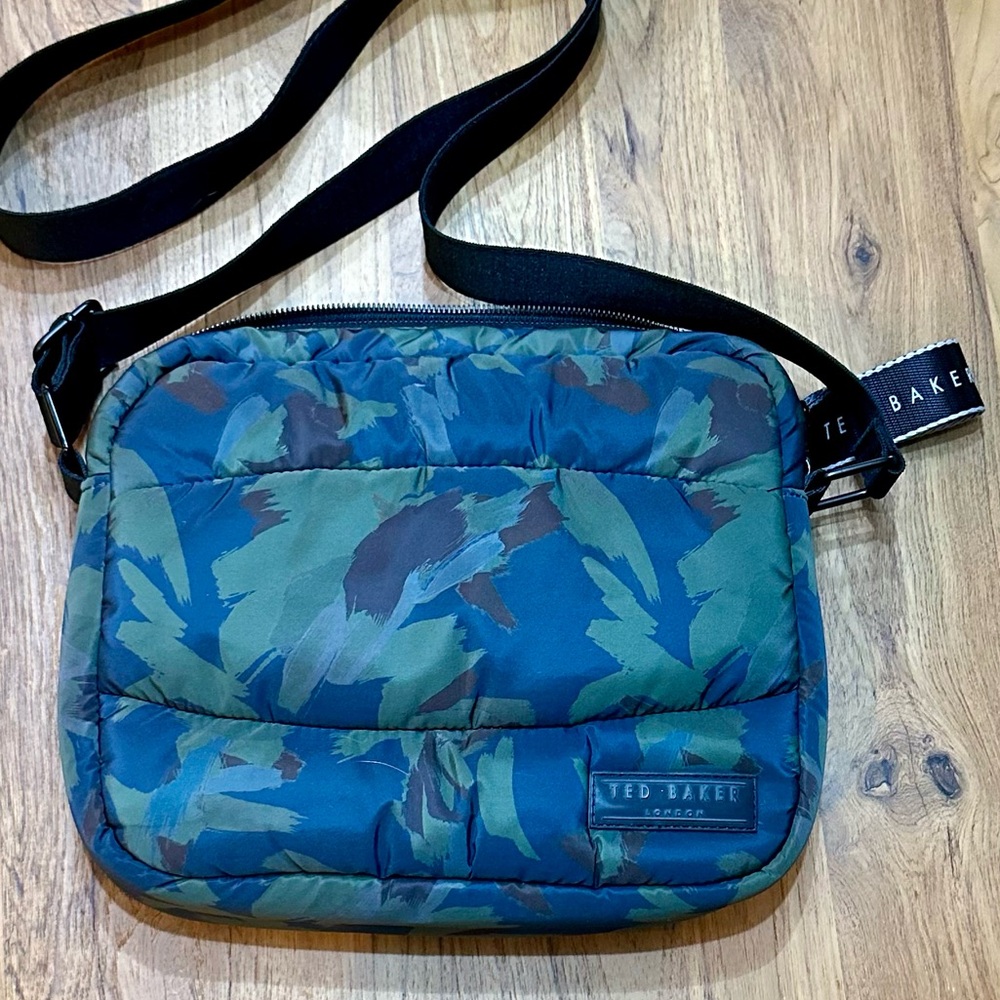 Ted Baker Hawtry Puffa Crossbody Messenger Bag Navy 
Camo